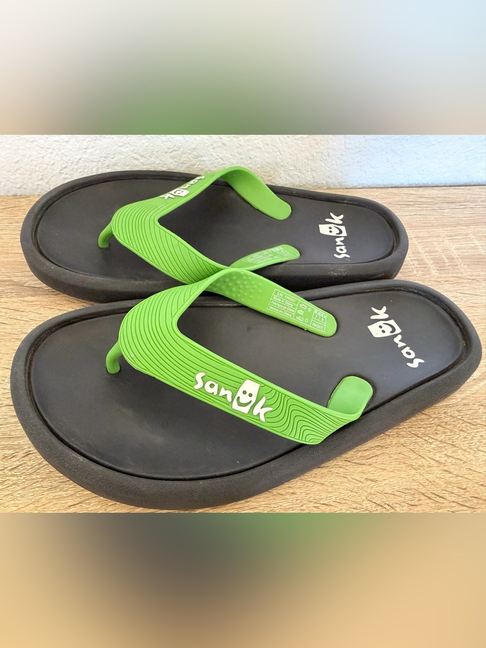 Sanuk Black Footbed Flip Flops with Bright Green Straps ~ W 8 / M 7